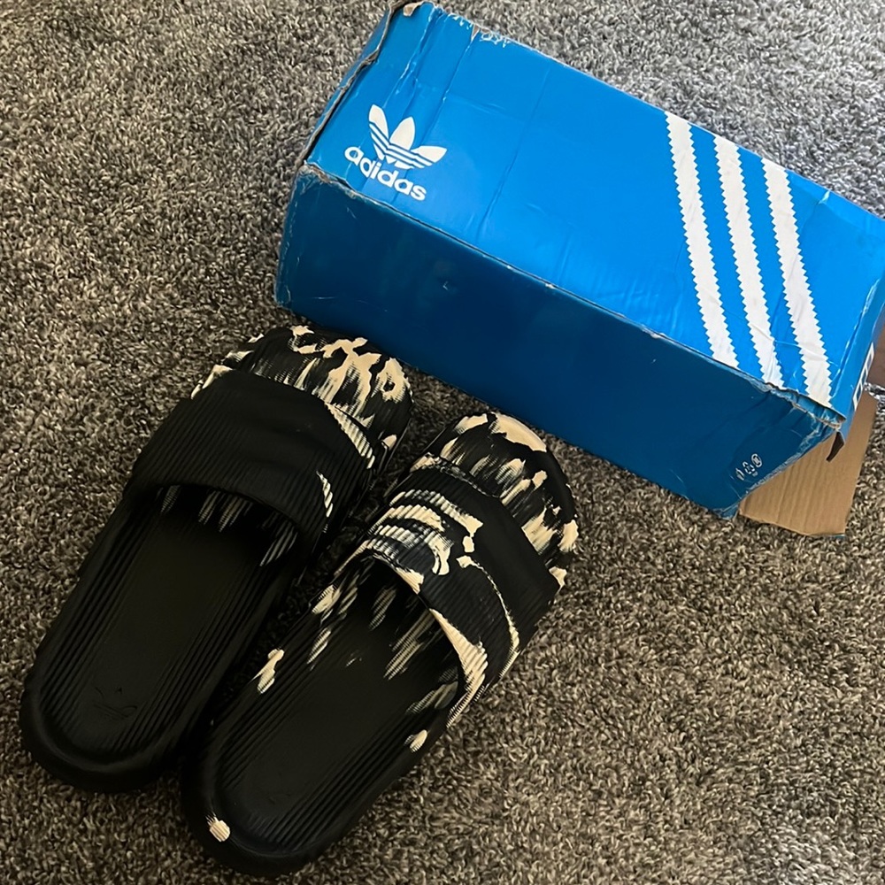ADILETTE 22, UNISEX, BLACK AND WHITE MARBLE COLOR